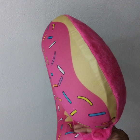 Strawberry sprinkles neck pillow - Picture 2 of 3